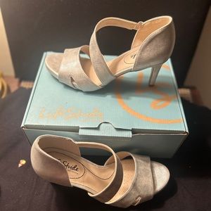Life Stride comfortable silver shoes